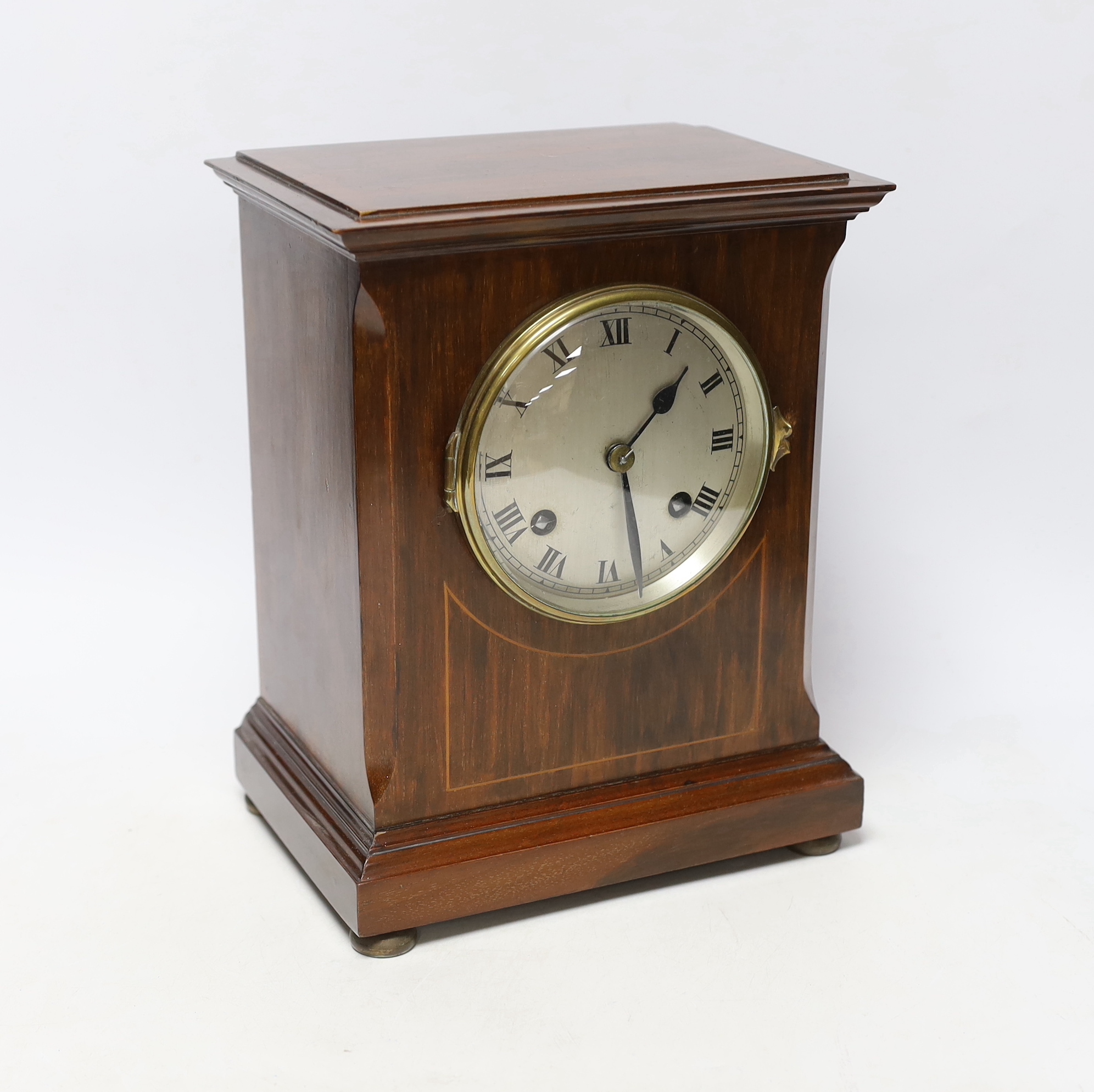 An Edwardian inlaid mantel clock with key and pendulum, 27cm high